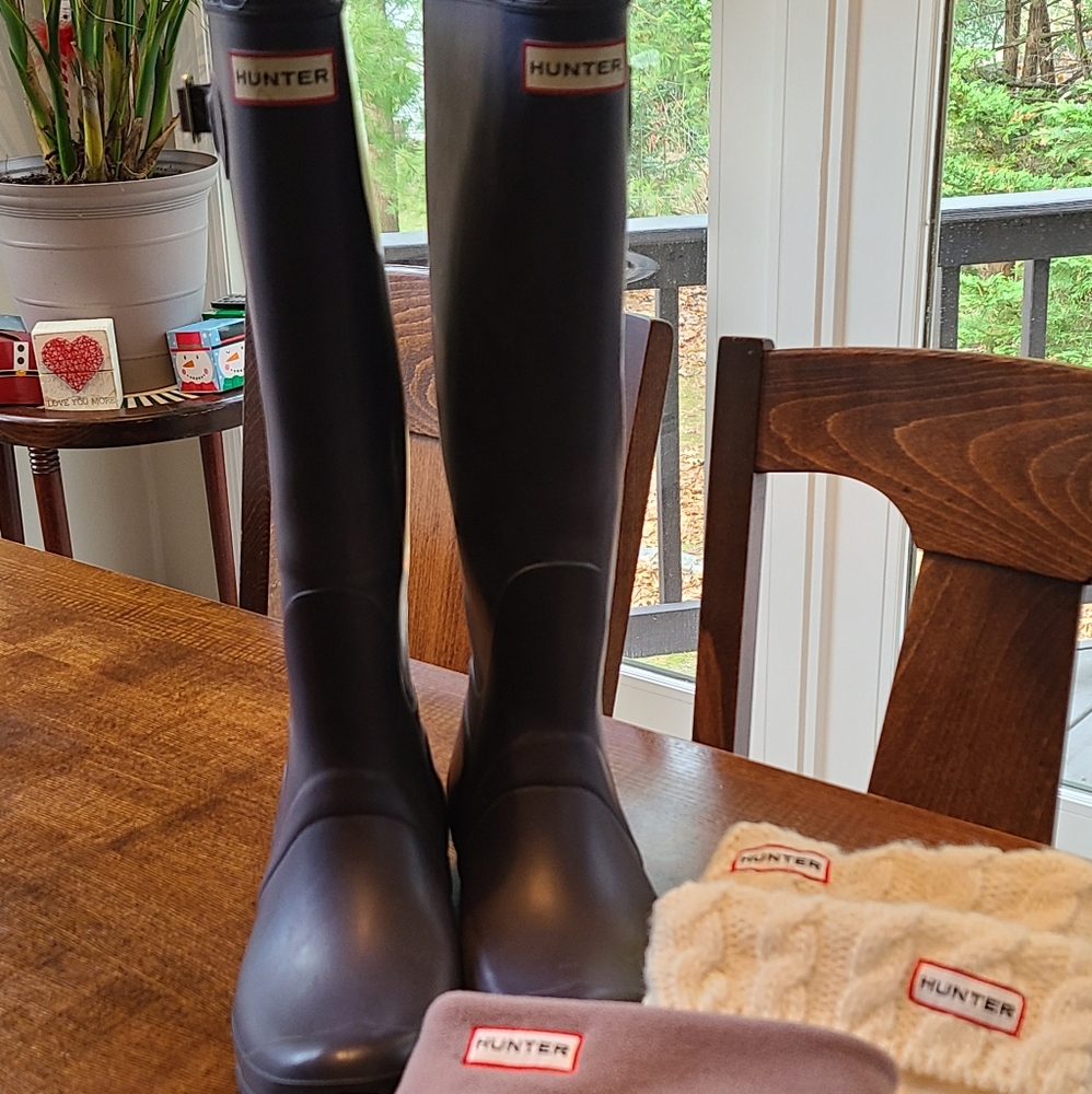 HUNTER BOOTS-PURPLE-SIZE 8. AND 2 SETS LINERS INCLUDED.